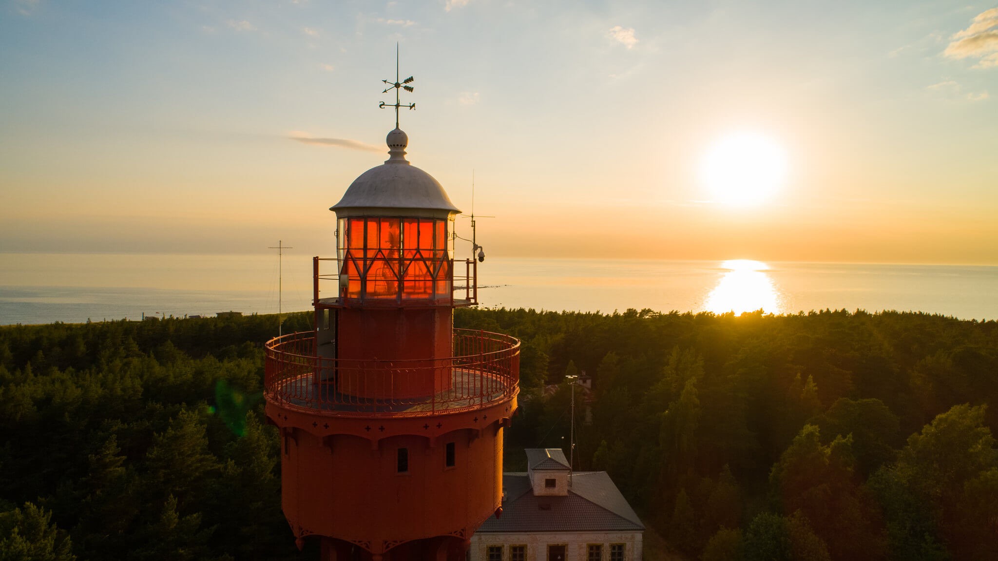 Kõpu poolsaare mändide kohal kõrgub varjatud meistriteos, kuulsa prantsuse inseneri Gustave Eiffeli poolt kavandatud Ristna tuletorn. Paljudele on teada Eiffeli