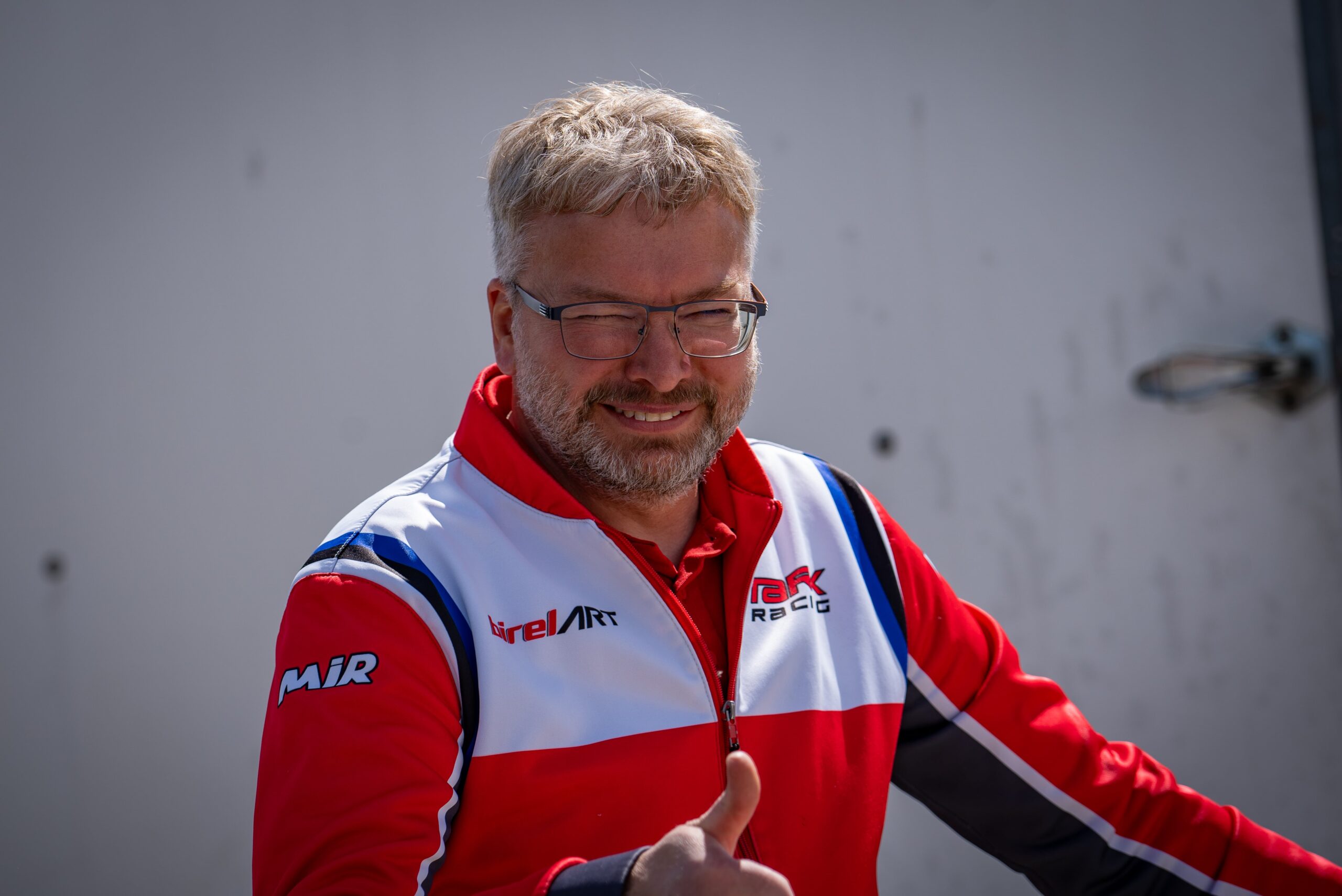 Käinas saab kihutada Eesti moodsaimal, 931 meetri pikkusel FIA (Rahvusvaheline Autoföderatsioon) nõuete järgi ehitatud kardirajal. Kardiraja juht Heikki Hõbemäg