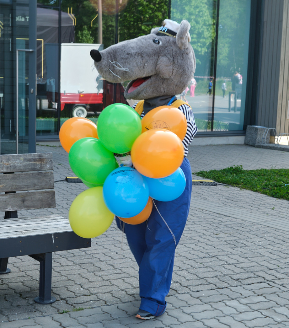 Lastefestival Kärdla pargis laululava juures