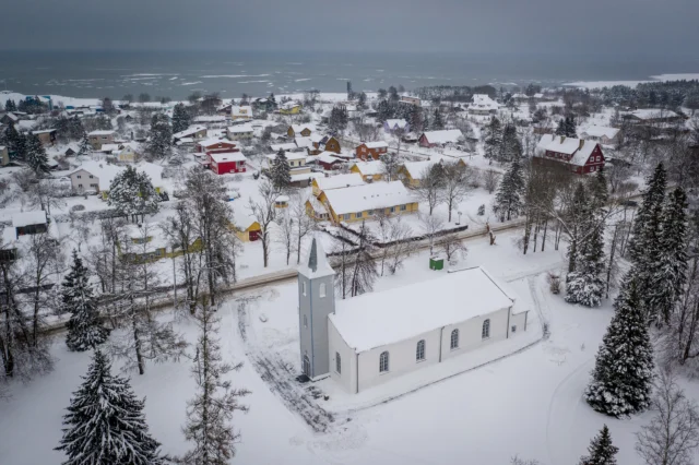 📍 SÜNDMUSED HIIUMAAL 26. - 28. DETSEMBER 📍

REEDE, 26. DETSEMBER 

(kestavad ka sel perioodil)
– Näitus „Kaik! Hällilaul unustatud rahvastele” (28.11.2025–31.01.2026)
Villaladu, Sadama 33, Kärdla – tasuta

– Tuuletorni jõulumäng 2025 (08.12.2025–06.01.2026)
Tuuletorn – 7.20 €

– Matk „Kõhtu ruumi” (24.12.2025–01.01.2026)
Hiiumaa Terviserajad, Paluküla

– Jõuluaja jumalateenistused (24.12.–31.12.)
Erinevad kirikud Hiiumaal

– LEGO elamus Tuuletornis! (25.12.–28.12.)
Tuuletorn

18:00 – Hiiumaa Kino: „Unelmad”
Kärdla Kultuurikeskus

18:00–19:30 – Koit Toome akustiline teise jõulupüha kontsert
Kärdla kirik
Hind: 25–30 €

LAUPÄEV, 27. DETSEMBER 

10:00–15:00 – Hiiumaa mälupildid. Seni nägemata fotod muuseumi kogust
Hiiumaa Muuseumi Pikk Maja

10:00–18:00 – Kapsaturna
Hiiumaa Spordikeskus, Kärdla

11:11–14:14 – Kommijagamise tuur
Hiiumaa vald

12:00–13:00 – Aastalõpu matk – sammuvõistlus
Kõrgessaare Vaba Aja Keskus

15:00–16:30 – Pühadevahekontsert
Kelli Uustani & Olav Ehala „Mis värvi on armastus”
Orjaku sadama külamaja

19:00–22:00 – Elava muusikaga tantsuõhtu
Käina Kultuurikeskus

22:00 – P, 28. detsember 07:00 – ÖÖturniir Tuuletorni Bowlingus
Tuuletorn
Hind: 25 €

PÜHAPÄEV, 28. DETSEMBER 

11:00–13:00 – Kepikõnni ühistreening Kärdla matkarajal
RMK Kärdla matkarada

12:00–17:00 – Aastalõpu batuudikas
Emmaste spordihoone, Emmaste küla

13:00–14:00 – Ringtreening jõusaalis
Kõrgessaare Vaba Aja Keskus
Hind: 5 €

16:00 – Hiiumaa Kino: „Käsna-Kalle piraadiseiklus”
Kärdla Kultuurikeskus

18:00 – Hiiumaa Kino: „Unelmad”
Kärdla Kultuurikeskus

#visithiiumaa #hingelthiid