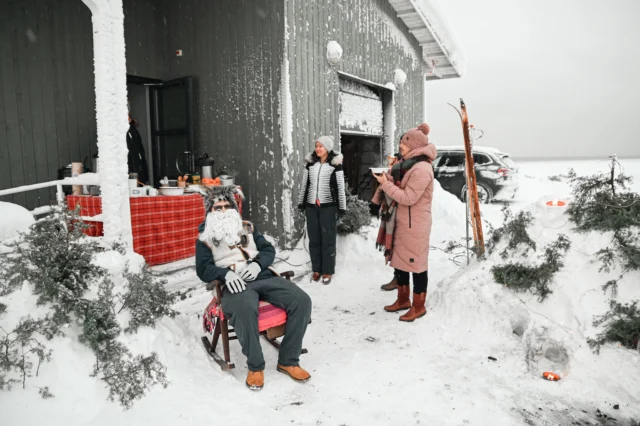 SÜNDMUSED HIIUMAAL 4. - 7. DETSEMBER 

NELJAPÄEV, 4. DETSEMBER 

18:00 - Näitus “Kaik! Hällilaul unustatud rahvastele” Villalaos
18:00 - Hiiumaa Dartsi 2025/2026 hooaeg Hiiumaa Pruulikoja Restos

REEDE, 5. DETSEMBER

10:00 - Väikelaste mänguhommik Kõrgessaare Vaba Aja Keskuses
17:00 - RaamatukoguÖÖ Suuremõisa raamatukogus 
18:00 – Hiiumaa Kino: “Peetrikese jõulurobot ja kadunud sokid”
Kärdla Kultuurikeskus
18:00 – Ringtrenn Kõrgessaare Vaba Aja Keskuses
19:30 – Hiiumaa Kino: “Kaljo Kiisk 100: Regina” Kärdla Kultuurikeskus

LAUPÄEV, 6. DETSEMBER 

11:00 - Glögikohvikute päevad üle Hiiumaa (kogu päev) 🍷
11:00 – Etendus “Talvevõlu” Kärdla Nukuteatris
11:11 – Kurmeee Jõulune Vabrik (glögi, kunst, põhjapõdrad) Hiiu Gourmet Vabrikus
11:30 – Kodutütarde ja noorkotkaste õppepäev Kärdla keskväljakul
12:00 – Etendus “Talvevõlu” Kärdla Nukuteatris
14:00 – Hiiumaa Pillisõprade Seltsi jõulukontsert Hiiumaa Muuseumi Pikas Majas
15:00 – Jõulupärja töötuba Utoopia Nr 9s
19:00 – Jõuluaja kontsert-õhtusöök (Karmen Telvik duo) Hiiumaa Pruulikoja Restos

PÜHAPÄEV, 7. DETSEMBER 

11:00 – Kepikõnni ühistreening RMK Kärdla matkarajal
11:00 – Aktiivne Algus liikumispühapäev Hiiumaa Spordikeskuses
11:00 – Pühapäev Nuudi hobitalus
14:00 – Seltskonnalaulude kooslaulmine louluiidlastega Kärdla Nukuteatris
16:30 – Hiiumaa Kino: “Peetrikese jõulurobot ja kadunud sokid” Kärdla Kultuurikeskuses
18:00 – Hiiumaa Kino: “Mo papa” Kärdla Kultuurikeskuses

#hingelthiid #visithiiumaa