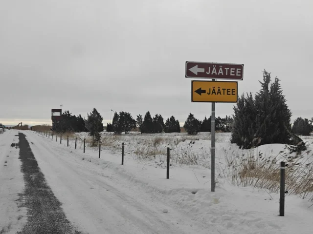 📣 JÄÄTEE HIIUMAALT SAAREMAALE ON AVATUD!
Tee pikkus: 17 km
Avatud ainult valgel ajal: kell 8.30–17.00
Viimane sõiduk tohib jääle minna kell 16.30. 

🚦 Jääteel liiklemise peamised reeglid:

Alla 300 m nähtavuse korral suletakse

Soovitatav kiirus: kuni 25 km/h või 40–70 km/h

Väldi kiirust 25–40 km/h (resonantslaine oht!)

Sõida jääteele ainult tähistatud kohtadest, vähemalt 2 min vahe

Hoia eessõitjaga 250 m vahet

Möödasõit ja kahesuunaline sõit samal rajal keelatud

Tähistatud trassilt kõrvale kaldumine keelatud

Turvavöö lahti, uksed kergesti avatavad

Ebatasasused ületa aeglaselt

Keelatud tegevused jääteel:

Seisma jäämine

Kihutamine

Liikumine pimedas, udus või tuisus

Jaga ka meiega enda jääteel tehtud pilte! 📍

#visithiiumaa