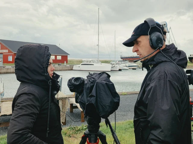 Traditsiooniline Hiiumaa suvi saab alguse ikka ETV Terevisiooni otseülekandega ja sel aastal olime eetris nii maal, merel kui ka õhus.

Peastaabiks oli seekord Sõru sadam. 

Fotod: Kristel Peikel /  Hiiumaa Arenduskeskus