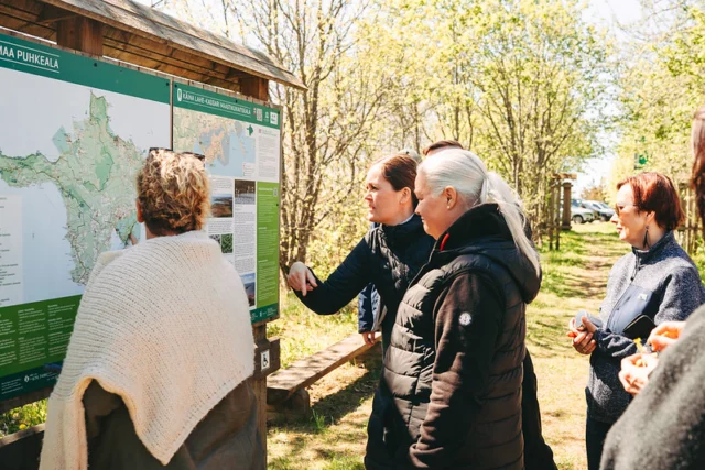 Kalender ütleb: sügis. Hiiumaa ütleb: vara veel. ☀️🌊

Täna algas ametlikult sügis, aga Hiiumaal on suvel veel mõned asjad pooleli. Päike paistab, meri on omal kohal ja vananaistesuvi teeb kõik endast oleneva, et keegi veel lisaks kampsunile ei peaks kapist midagi välja võtma. 

Nii et kui sa ei ole päris valmis suvega hüvasti jätma, siis tead küll, kuhu tulla.

Hiiumaal kestab suvi täpselt nii kaua, kui ilm ja hiidlased lubavad. 
#visithiiumaa #hiiumaa #vananaistesuvi #hingelthiid

Foto: Foto: Teele Rehe, Hiiumaa Arenduskeskus, Light in the Dark